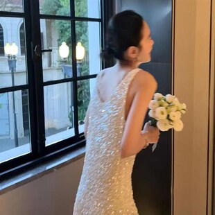 大码女装秋冬新款法式简约亮片吊带连衣裙气质V领白色生日小礼服
