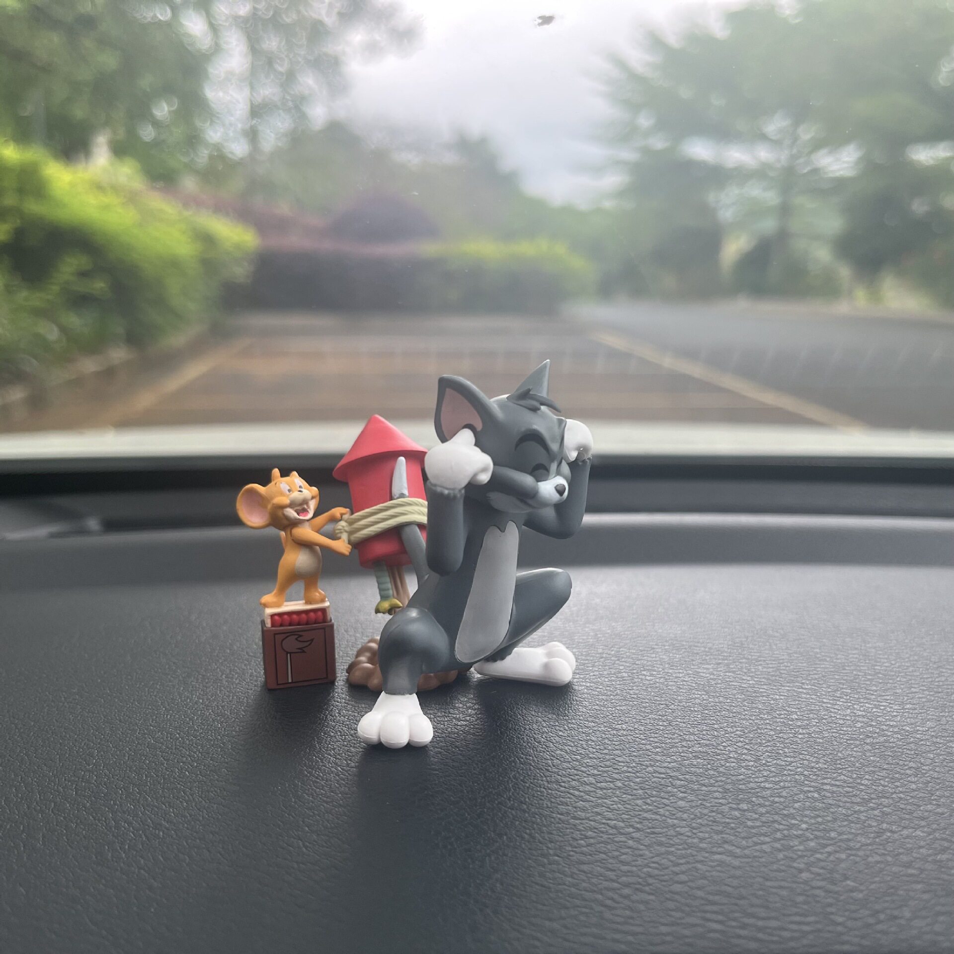 代发内饰品摆件小人和车
