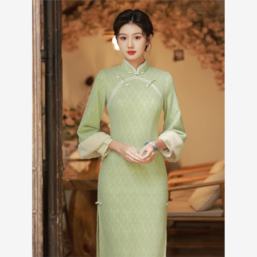 旗袍2025年新款秋冬加厚加绒新中式连衣裙绿色长袖日常冬装纯欲风