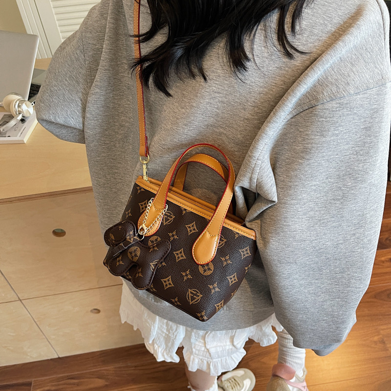 轻奢新款单肩斜挎包手提女包洋气时尚百搭水桶包通勤休闲小托特包