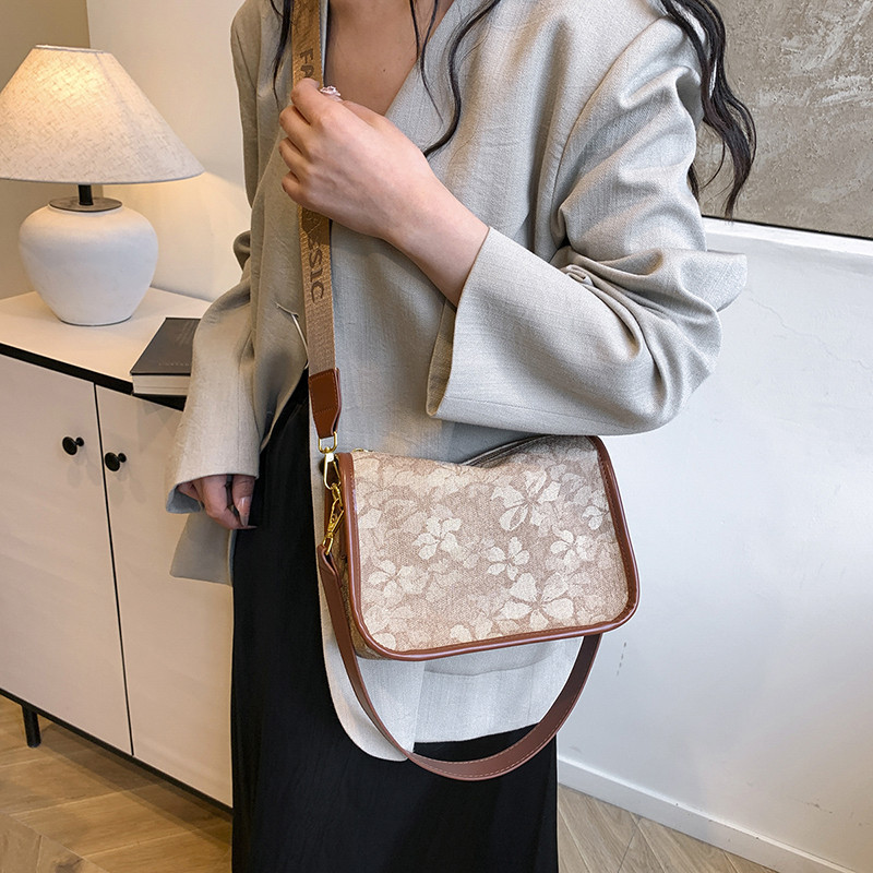 轻奢新款单肩斜挎包手提女包洋气时尚百搭水桶包通勤休闲小托特包