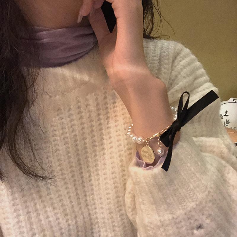 轻奢赫本风蝴蝶结珍珠手链女ins网红小众时尚百搭圆牌字母手饰品