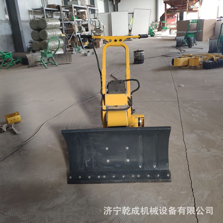 出售铲粪机 充电式推雪机 猪粪鸡粪电动推粪机厂家