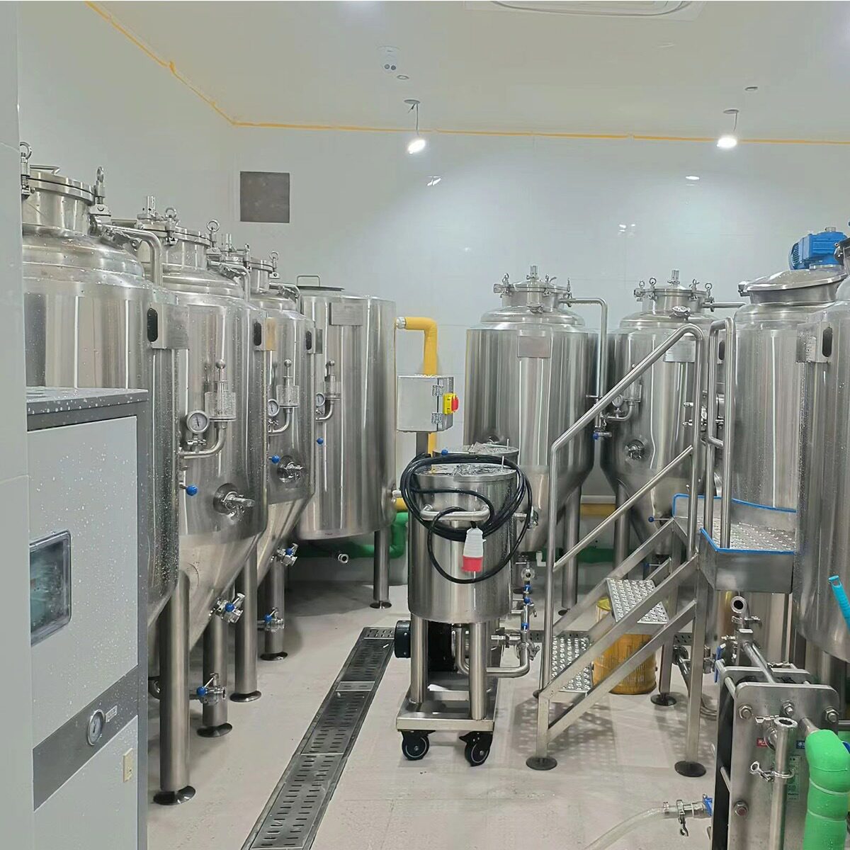 迈拓300L全自动小型不锈钢精酿鲜啤设备山东酒吧酿酒机生产厂家