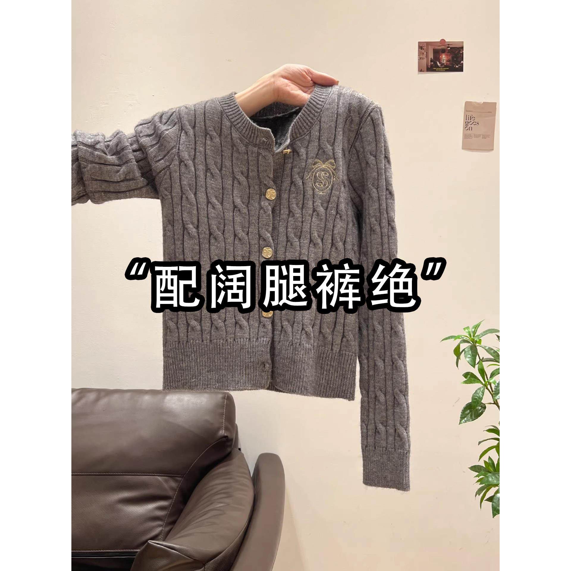 灰色高级感麻花毛衣开衫外套女秋冬新款独特别致修身针织短款上衣