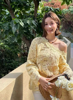 馨菲早春新款法式勾花蕾丝斜肩蕾丝小女人显瘦嫩黄色小衫40532