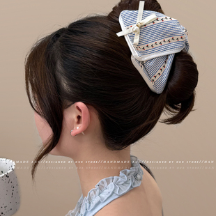 新款蝴蝶结珍珠苞型三角抓夹女高颜值印花条纹后脑勺盘发鲨鱼发夹