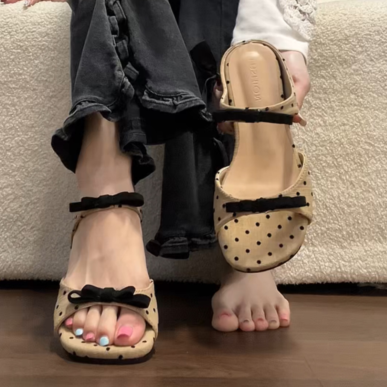 意尔康小个子内增高波点一字拖女2026夏季坡跟凉拖鞋女外穿少女