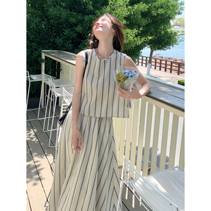 松弛感穿搭一整套女夏季2025新款今年流行无袖条纹露背上衣半身裙图片