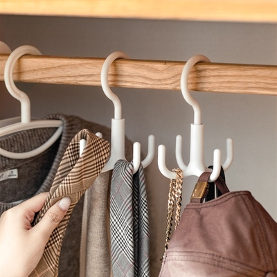 Rotating hook bag belt to tie the scarf scarves chest four