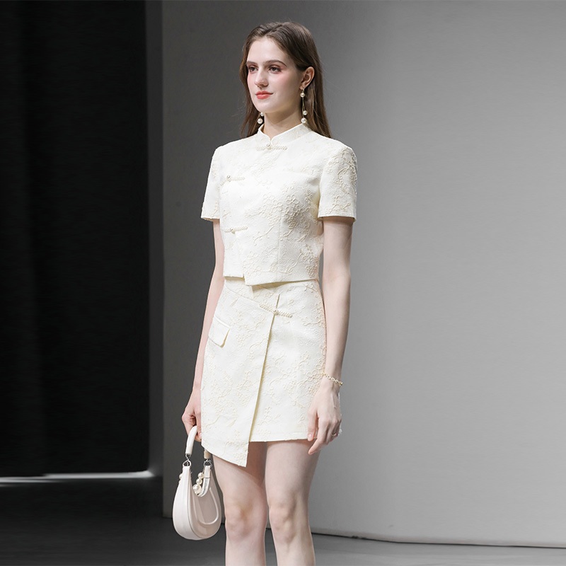 短款上衣+高腰搭片绣花半裙套装