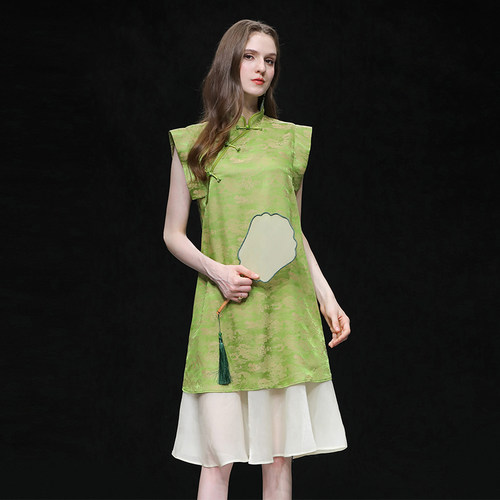 肩部搭片宽松版型A字连衣裙