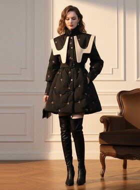 2025冬季新款轻奢优雅撞色毛呢拼接大翻领蝴蝶刺绣收腰大摆羽绒服