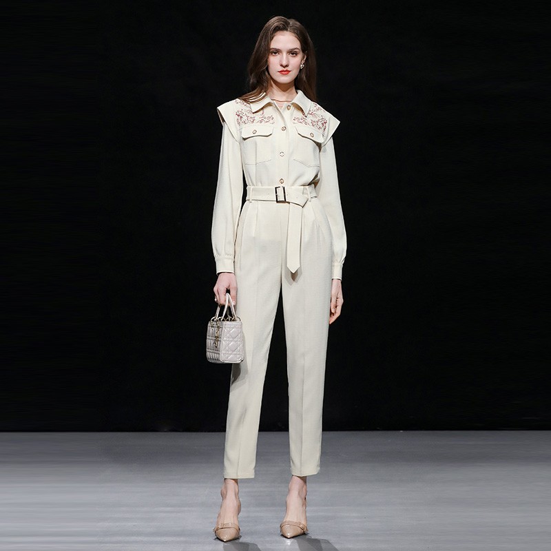 2025秋冬新款小香风率性时尚杏色绣花衬衣+高要萝卜九分裤套装