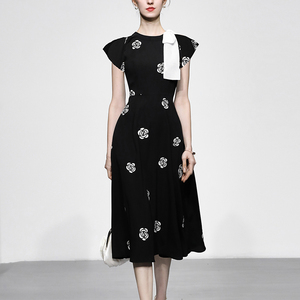 2026夏季女装新款时尚复古赫本风黑色刺绣山茶花收腰大摆连衣裙长
