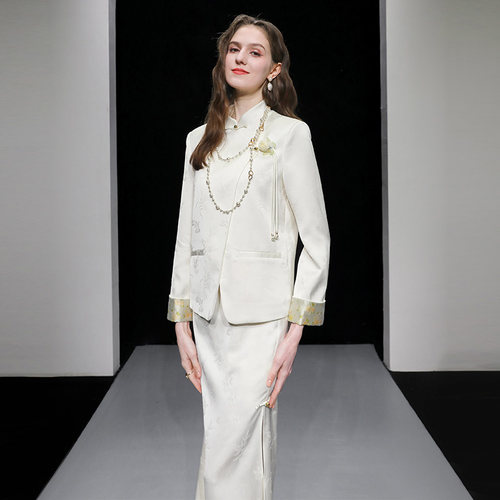 2025秋季新款气质新国风花朵盘扣暗纹上衣收腰显瘦开衩半裙套装