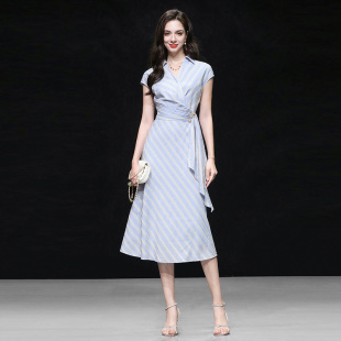 2025年夏季新款复古条纹设计感别致不对称搭片收腰显瘦A字连衣裙