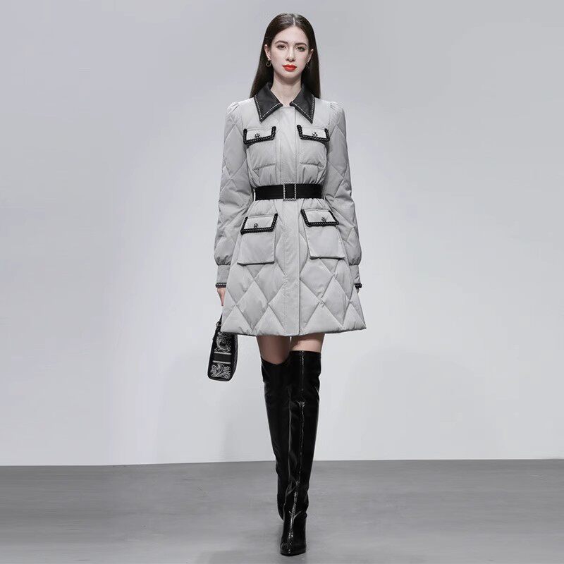 2025冬季新款时尚撞色翻领贴袋小香气质系带A字羽绒服外套白鸭绒