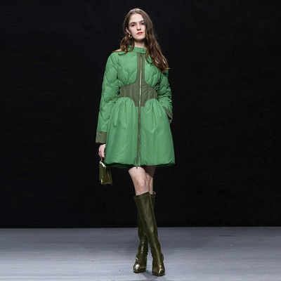 甜酷风撞色设计收腰白鸭绒