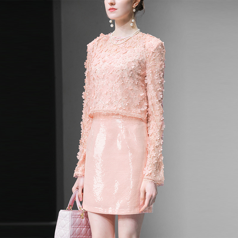 圆领喇叭袖蕾丝上衣+珠片半裙