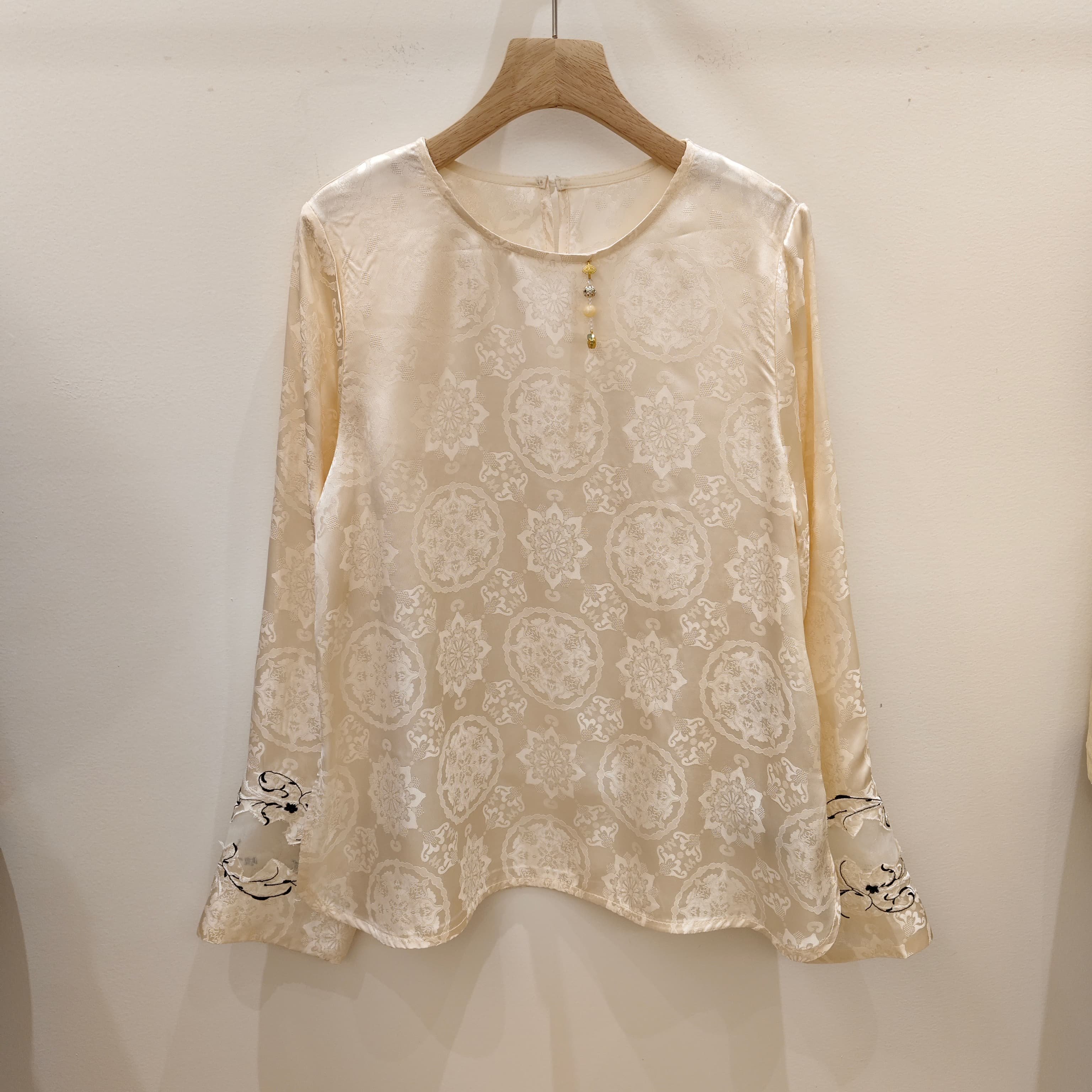 早春新款宽松百搭圆领提花刺绣衬衫女新中式人丝长袖上衣2026新款,女装/女士精品,上衣,淘宝优惠券,粉丝福利购,淘宝优惠卷