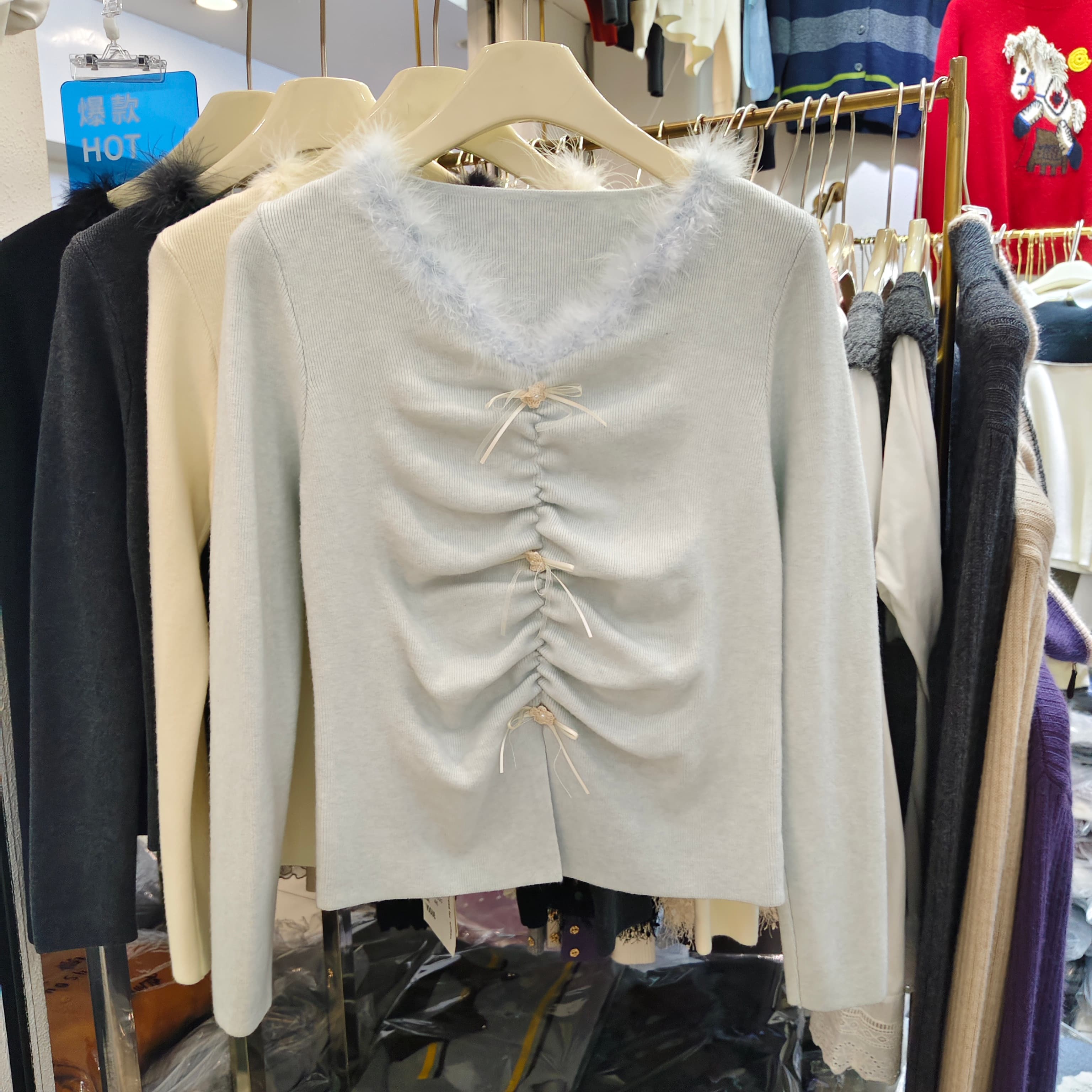 毛毛拼接V领长袖针织衫女