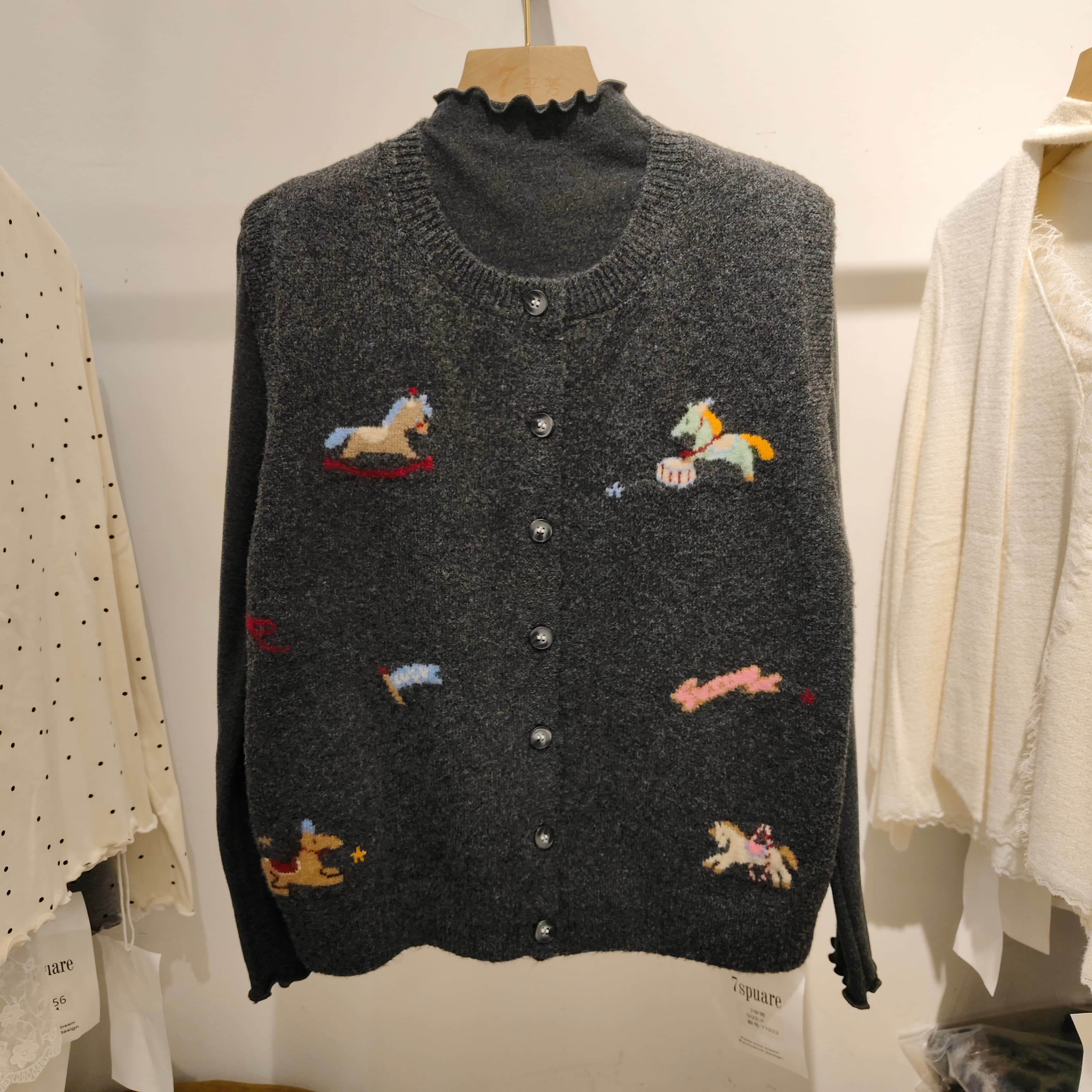 针织马甲开衫+半高领长袖打底衫