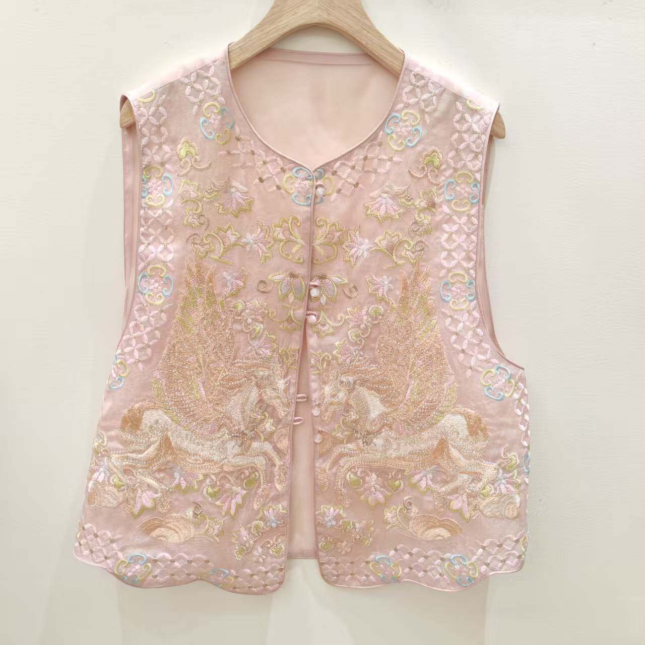 2026春新中式重工刺绣马甲女无袖盘扣贵气国风复古外搭上衣