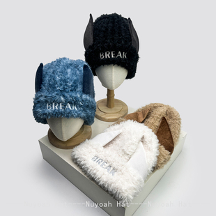 秋冬新款可爱字母刺绣恶魔角毛绒帽子女士保暖户外个性休闲套头帽