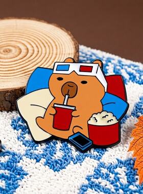 爆款卡皮巴拉胸针可爱卡通金属徽章动物水豚胸章儿童背包装饰配饰