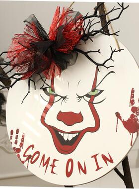 Halloween decorations clowns hang on doors and walls装饰门挂