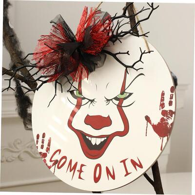 Halloween decorations clowns hang on doors and walls装饰门挂