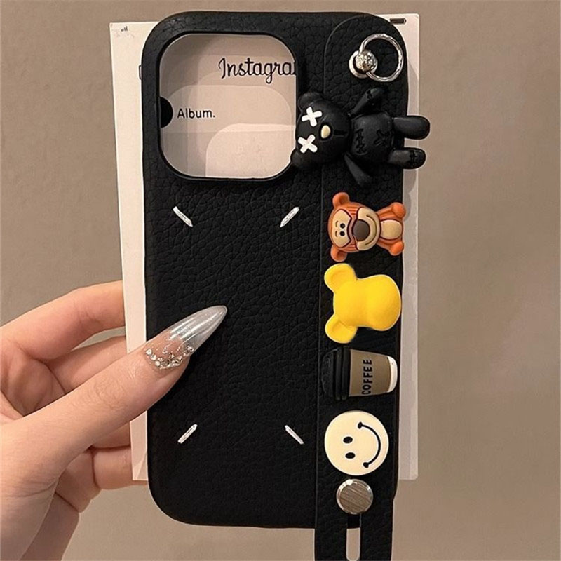 立体XX熊公仔腕带适用小米15/14/13手机壳civi5Pro荔枝皮纹软红米K80至尊版K70K60K50少女note14Pro+1312Tpro