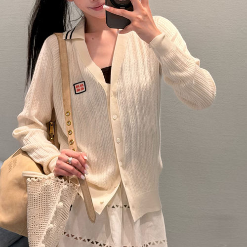 纯羊绒V领字母贴布提花V领针织衫