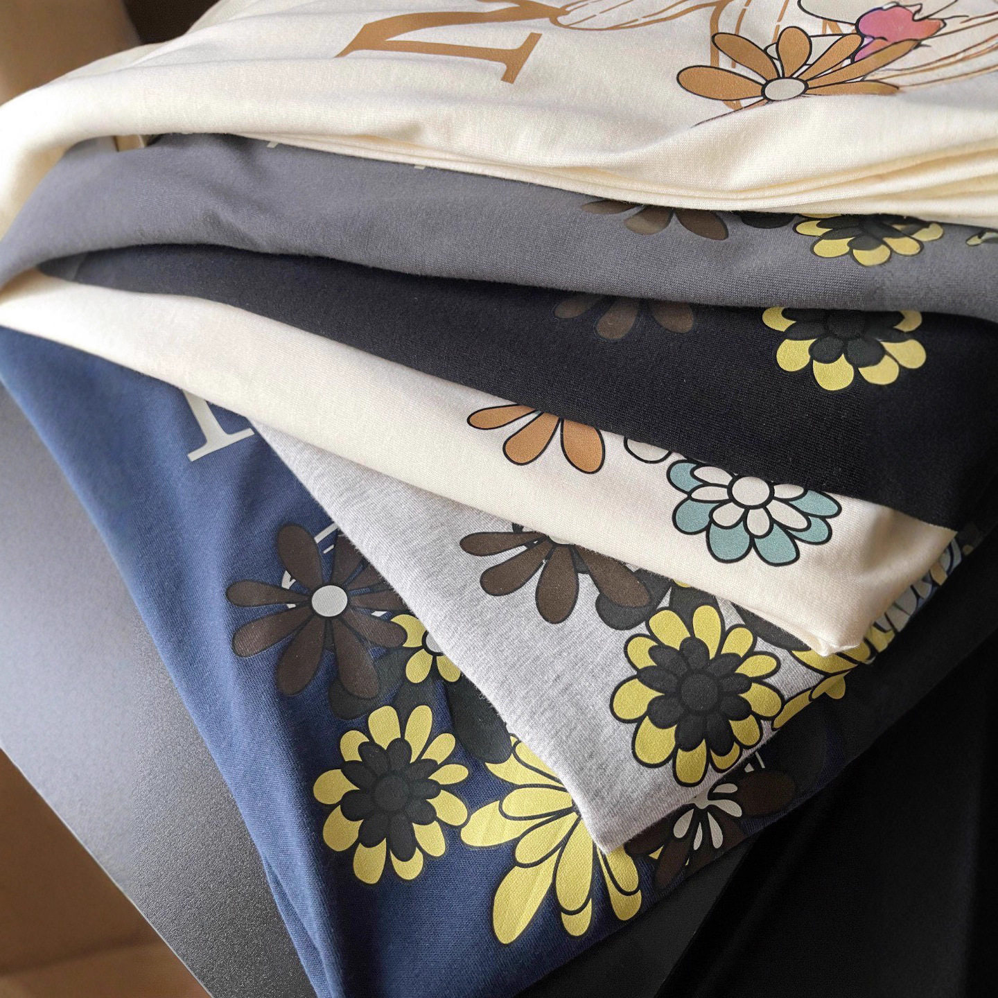 2025冬季新款女士花簇印花圆领长袖T恤休闲宽松百搭上衣女 1023u2