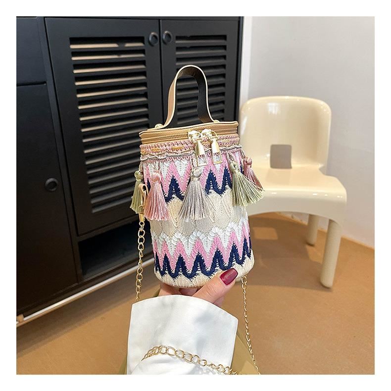 云南旅游穿搭包包休闲手机包水桶包流苏包女斜挎民族风新疆特色包