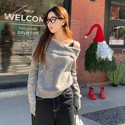 2025新年红色毛衣女秋冬穿搭设计感小众斜肩露肩针织短款显瘦上衣