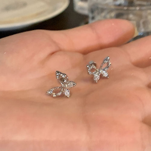 镂空液态蝴蝶百搭钛钢耳骨钉