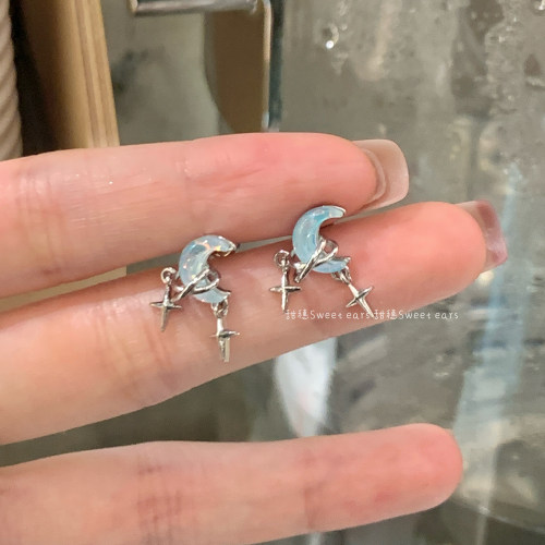 蓝色月亮星星吊坠耳骨钉