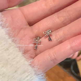 独特小耳骨钉蝴蝶结钥匙甜美少女小众耳蜗钉钛钢养耳洞迷你耳钉女