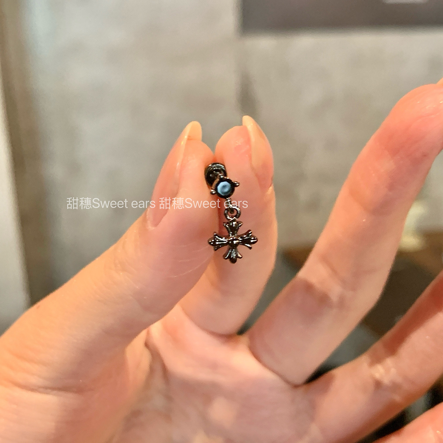 黑色十字架吊坠耳骨钉医用