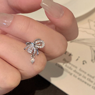 满钻爆闪蝴蝶结耳骨钉简约气质医用钛钢养耳洞平底拧扣耳蜗钉耳钉