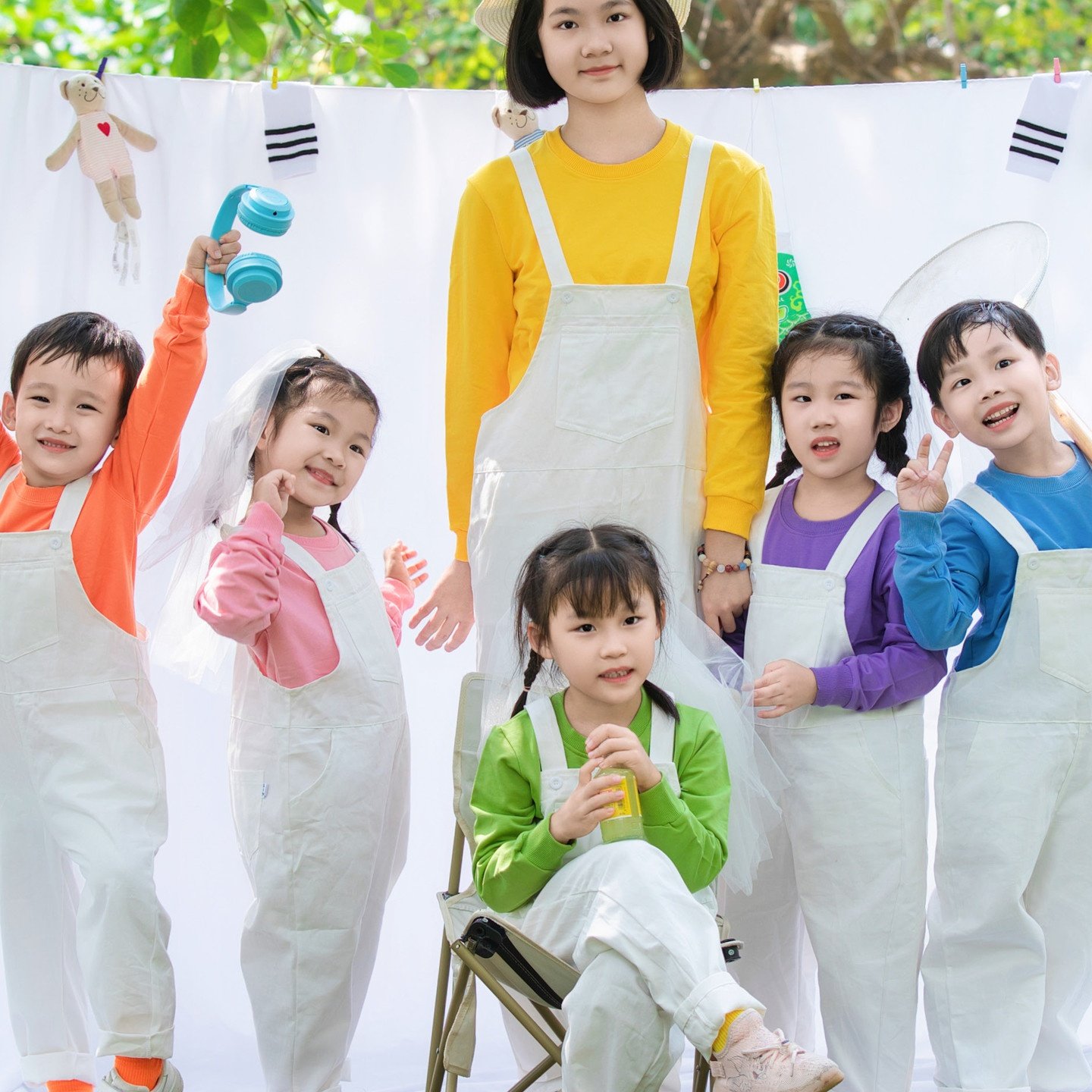 元旦演出服秋冬长袖亲子舞蹈服彩色卫衣纯棉白色背带裤运动会班服