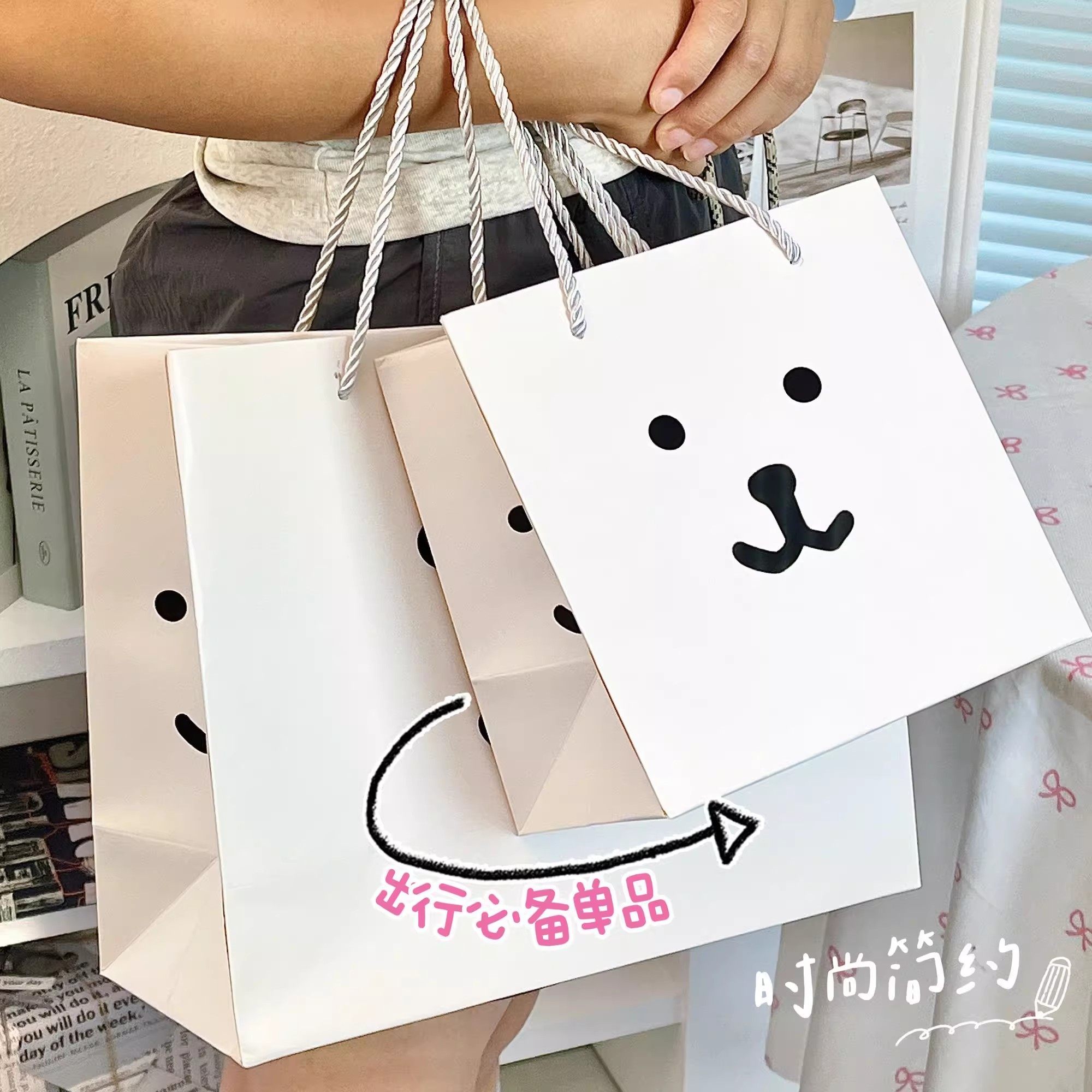 爆款表情熊礼品袋可爱卡通手提袋高颜值大容量斜挎简约礼物包装袋