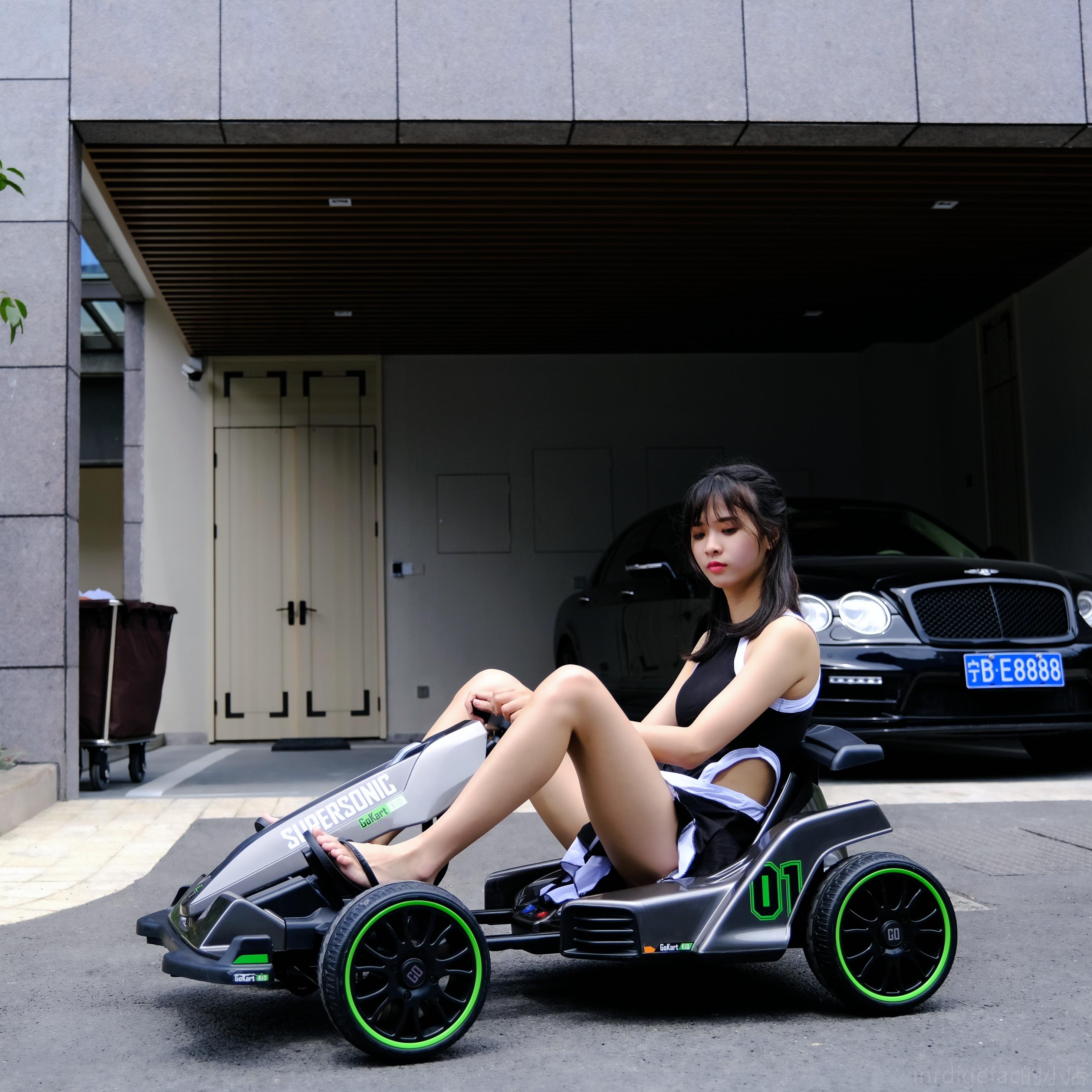 新款卡器丁车F1赛车儿童电电动四轮车带遥控充玩具车孩女孩男新年