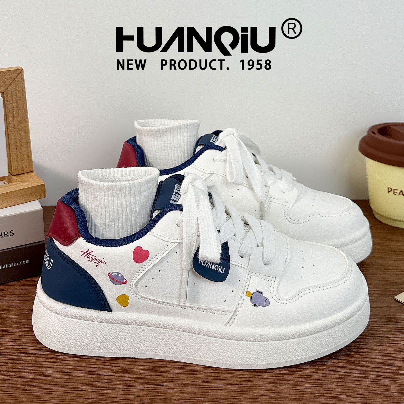 环球卡通风超火百搭小白鞋