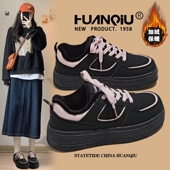 子小众百搭小黑鞋 环球黑粉加绒板鞋 爆款 厚底休闲鞋 女2026新款 冬季