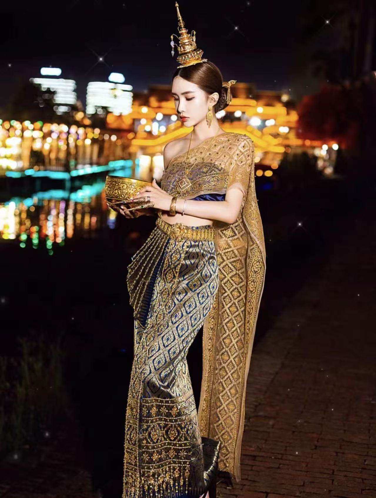 西双版纳服饰泰国传统服装女套装烫金披纱影楼旅拍重工刺绣迎宾服
