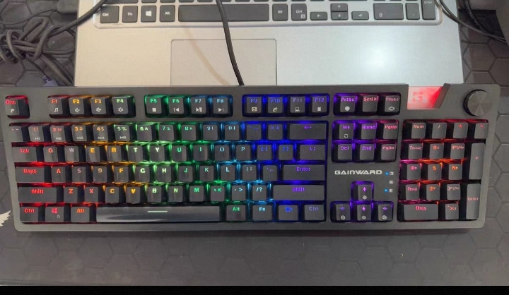 正品网吧款耕升gk450电竞游戏有线机械键盘带多媒体旋钮混光灯效