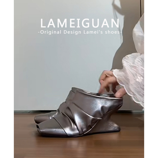 欧美银色高跟拖鞋 新款 女外穿2026夏季 复古设计感褶皱鱼嘴坡跟凉鞋